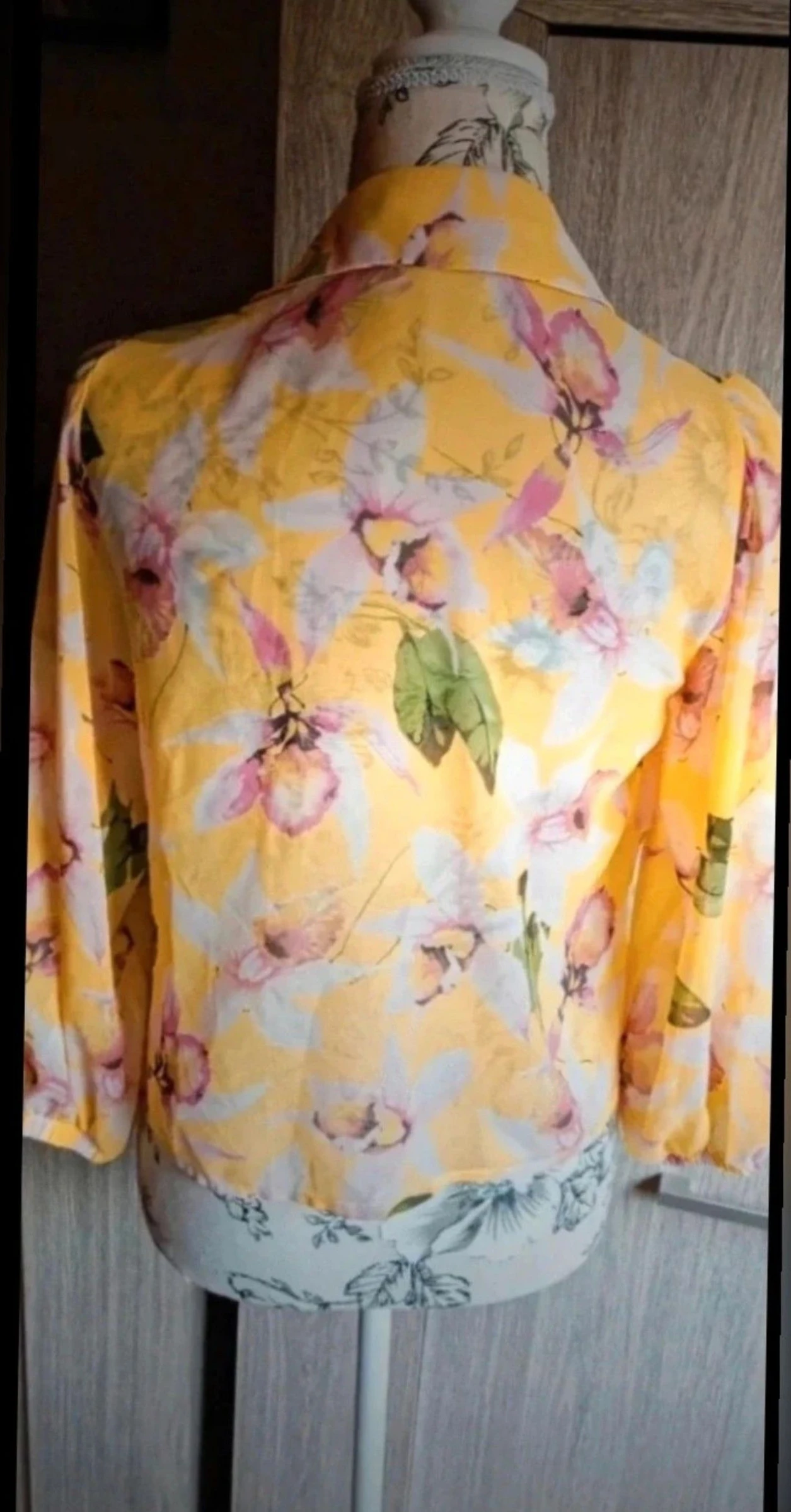 Artigli, blusa amarilla con flores, talla 40 – photo 2